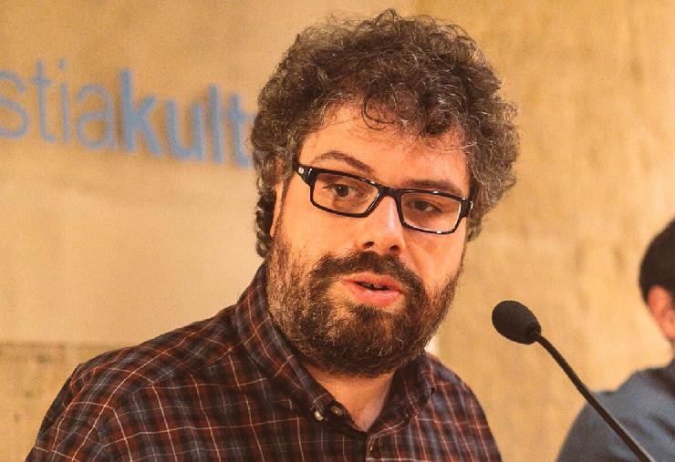 Columnista de El Pa�s defiende el �derecho� al topless en las piscinas