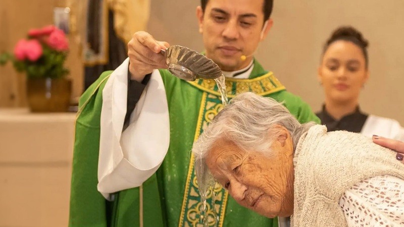 Una mujer recibe el Bautismo, la Confirmaci�n y la Primera Comuni�n a los 101 a�os en Brasil