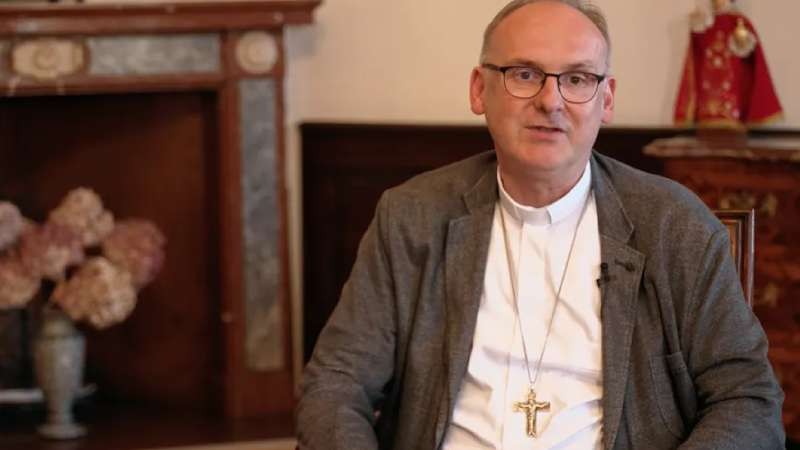 Oraci�n antes que protocolos, la respuesta sobrenatural del arzobispo de Praga a la crisis de confianza