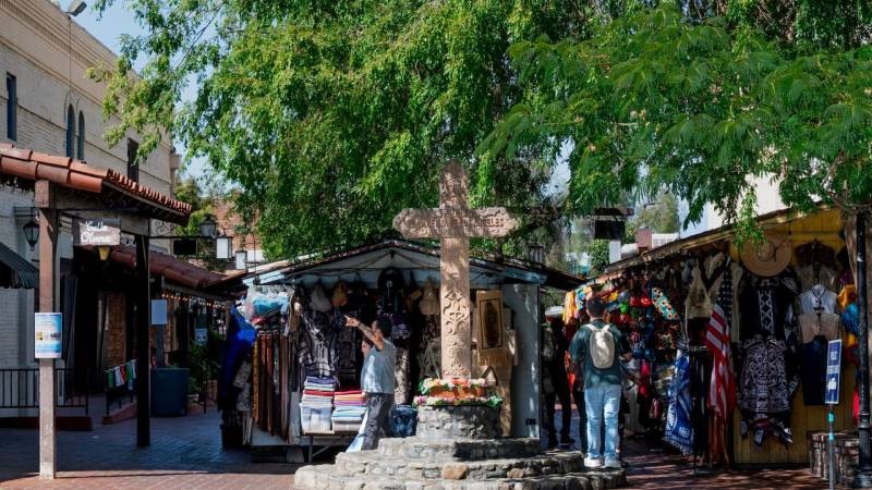 Los comerciantes de El Pueblo de Los �ngeles defienden la cruz de 1929 frente a quien dice sentirse �excluido�