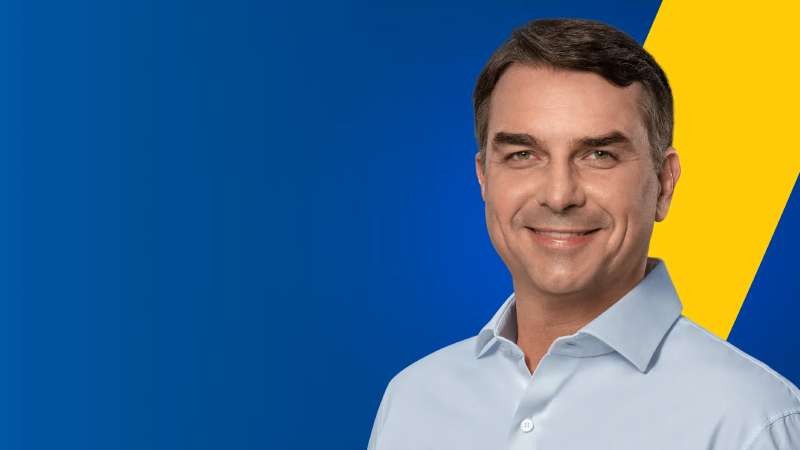 Fl�vio Bolsonaro acusa a los obispos brasile�os de colaborar en un bulo electoral y los obispos lo niegan