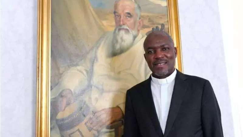 �Encienden una vela al santo y otra al diablo�: Mons. Mbilingi denuncia la doble vida de algunos cat�licos