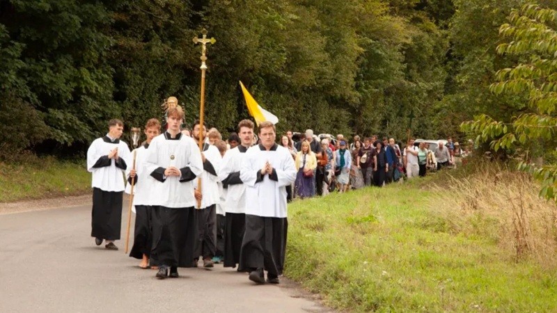 Afluencia juvenil sin precedentes en la peregrinaci�n de la Misa tradicional a Walsingham