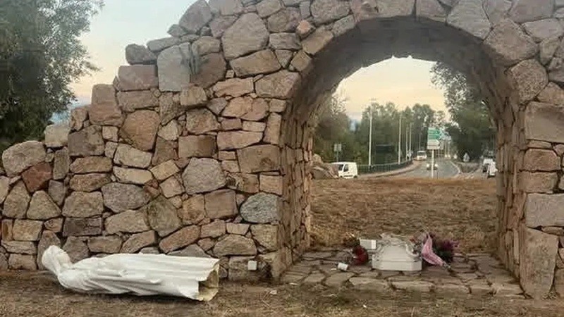 Dos j�venes profanan una imagen de la Virgen en Porto-Vecchio