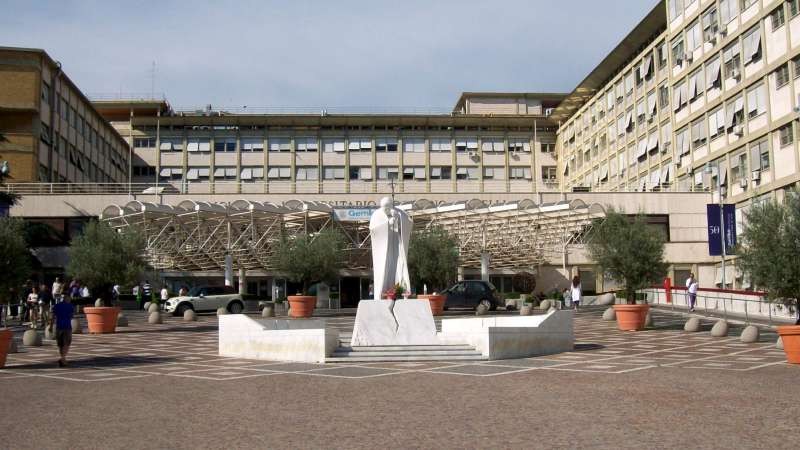 Le�n XIV camina ya por su habitaci�n y retoma la alimentaci�n tras su operaci�n de pulm�n