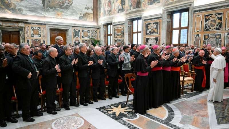 El Papa pide a los canonistas una justicia �nunca separada en la Iglesia de la verdad y de la misericordia�