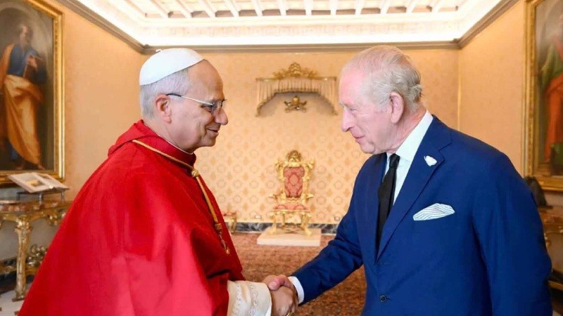 Por primera vez en 500 a�os, el Papa y el rey de Inglaterra se otorgan t�tulos religiosos honor�ficos